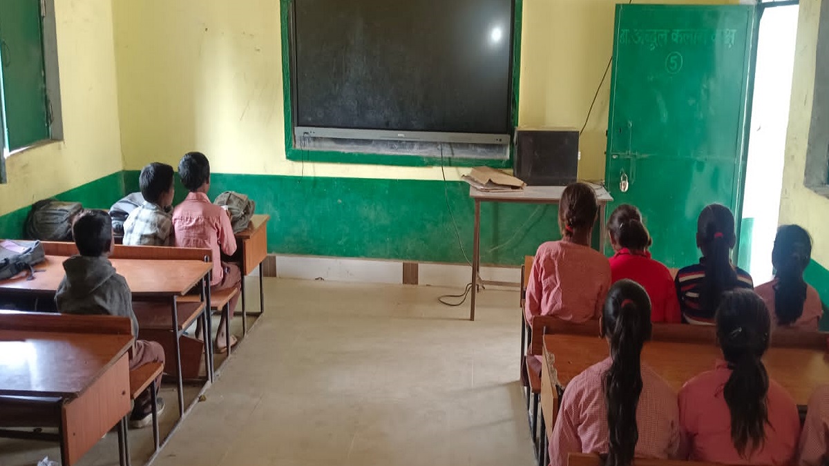 smart class in parishadiya schools equipment failure hinders education in prayagraj