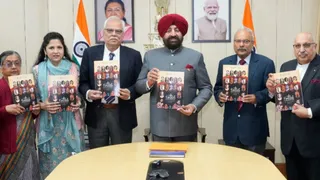 राज्यपाल लेफ्टिनेंट जनरल गुरमीत सिंह (सेनि) राजभवन में रीच संस्था की वार्षिक विरासत पत्रिका का विमोचन करते हुए। सूवि