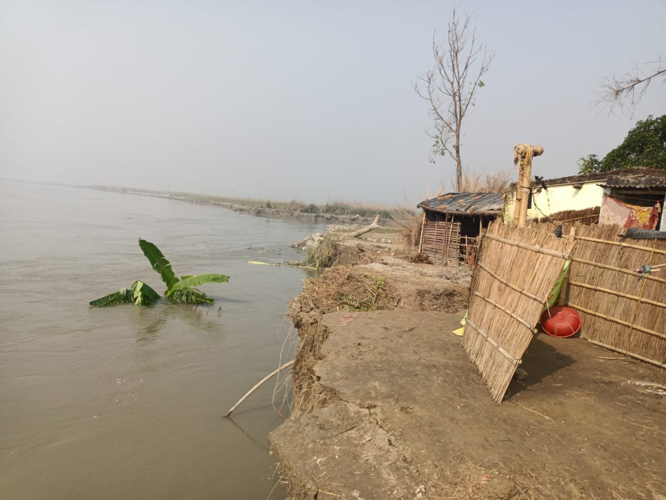 the gandak river is eroding siswa mangalpur in west champaran engulfing the homes of seven people