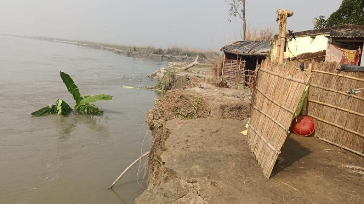 the gandak river is eroding siswa mangalpur in west champaran engulfing the homes of seven people