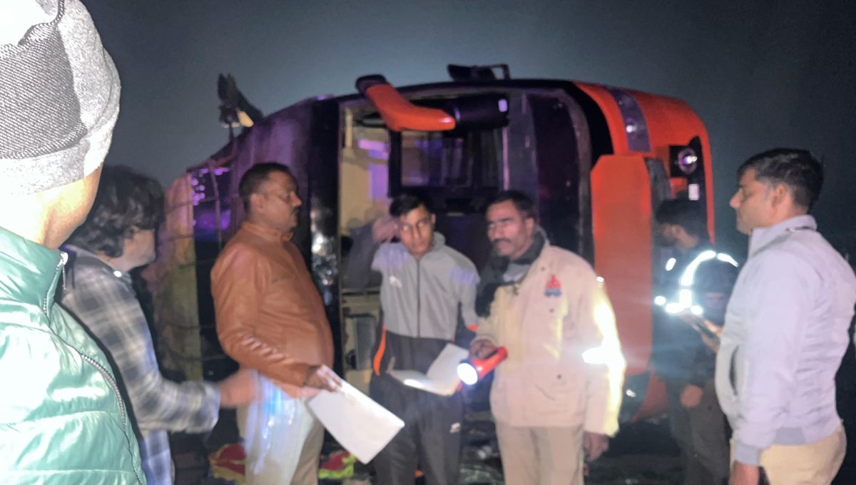 agra lucknow expressway bus accident three dead 20 injured