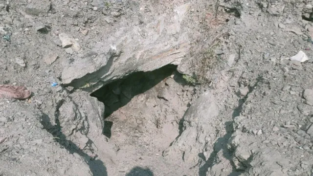 Latehar News: कोल ब्लास्टिंग से दलित का घर टूटा, महिला घायल, विरोध में ग्रामीणों ने कोलियरी का काम रोका
