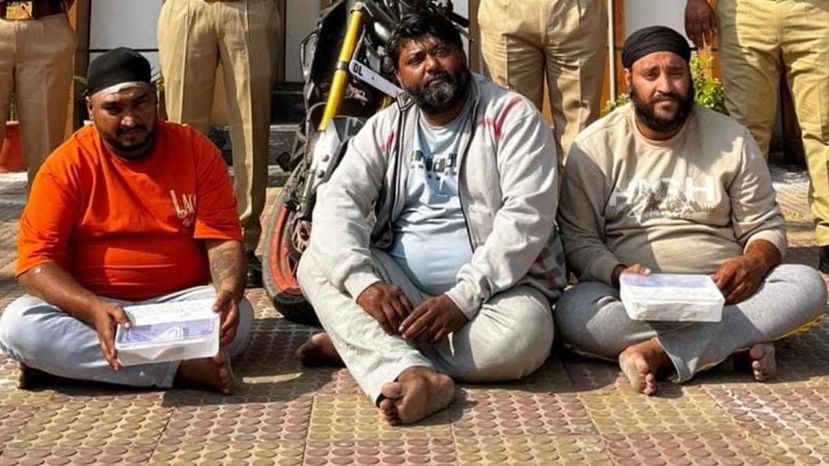 delhi robbers stole the chain and sold it near the red fort