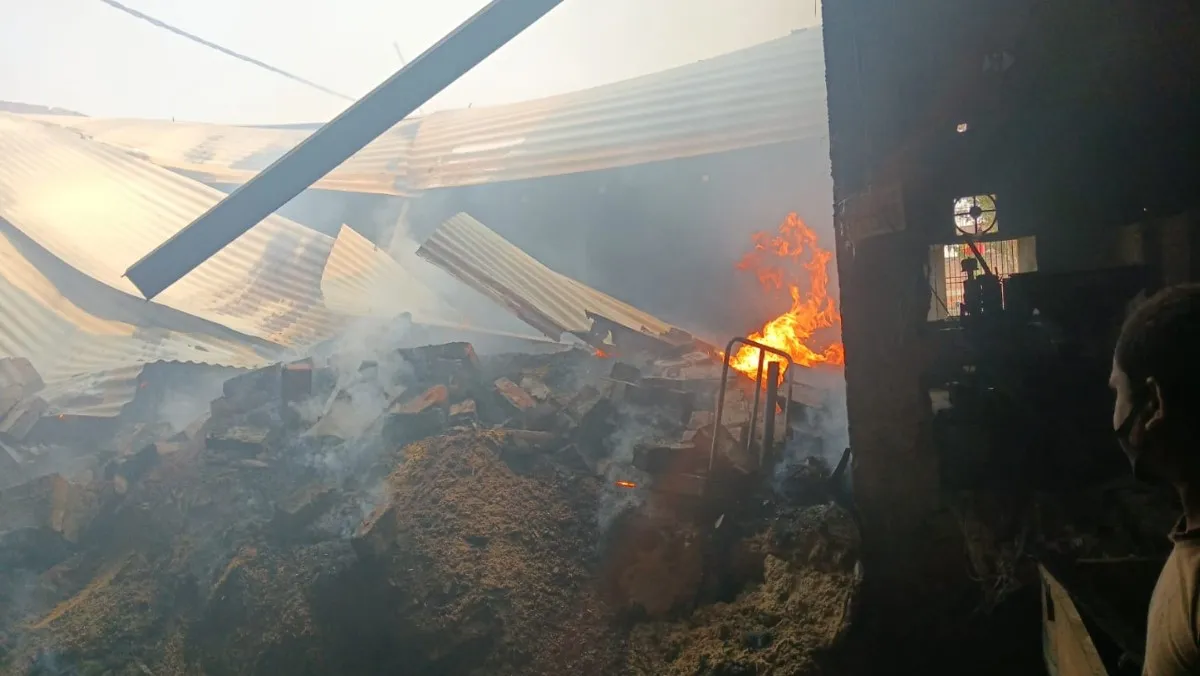 वाराणसी में गोदाम में लगी भीषण आग, 10 लाख की खली चूनी जलकर राख