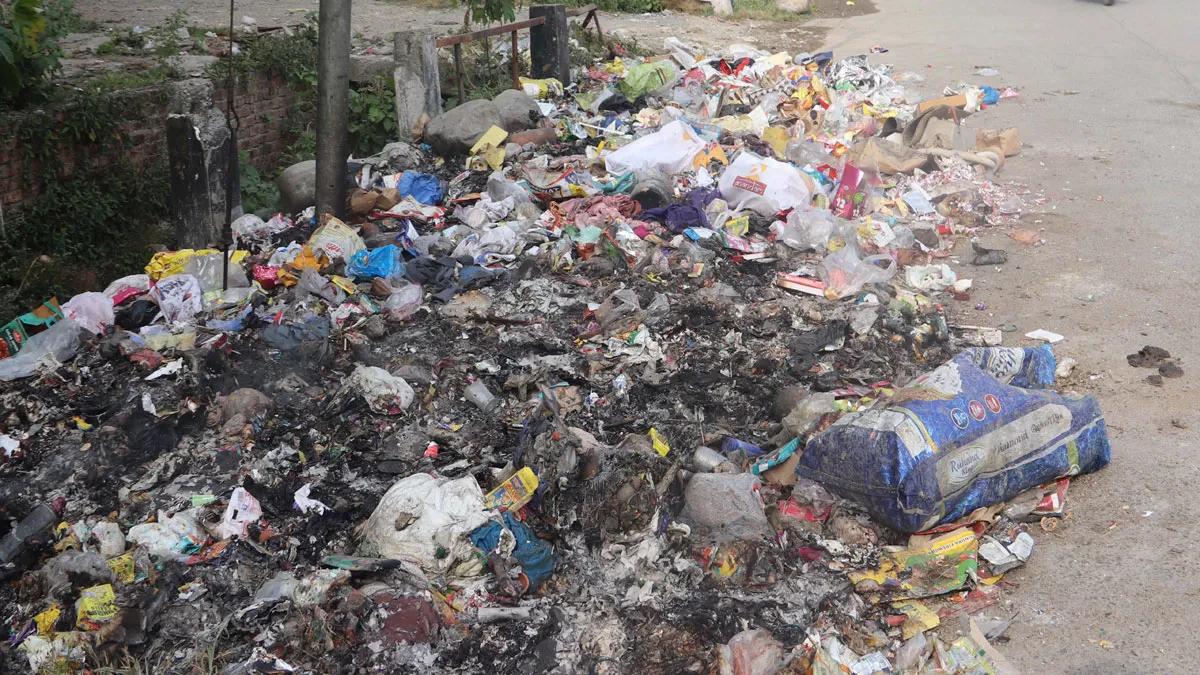 lucknow nagar ayukt finds garbage everywhere officials asleep