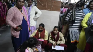 राजकीय दून मेडिकल कॉलेज अस्पताल के पंजीकरण काउंटर पर पर्चा बनवाने के लिए घंटों लाइन में खड़े होकर थक गए जिसके बाद जमीन पर बैठकर अपने नंबर के इंतजार करते हुए। जागरण