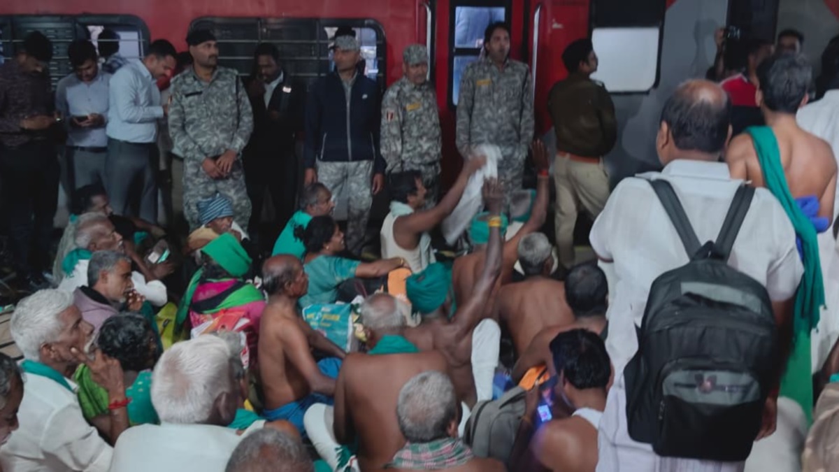 farmers protest tamil nadu farmers detained at narmadapuram station