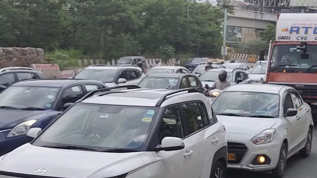 ebus breakdown on shahid path service lane causes traffic jam in lucknow