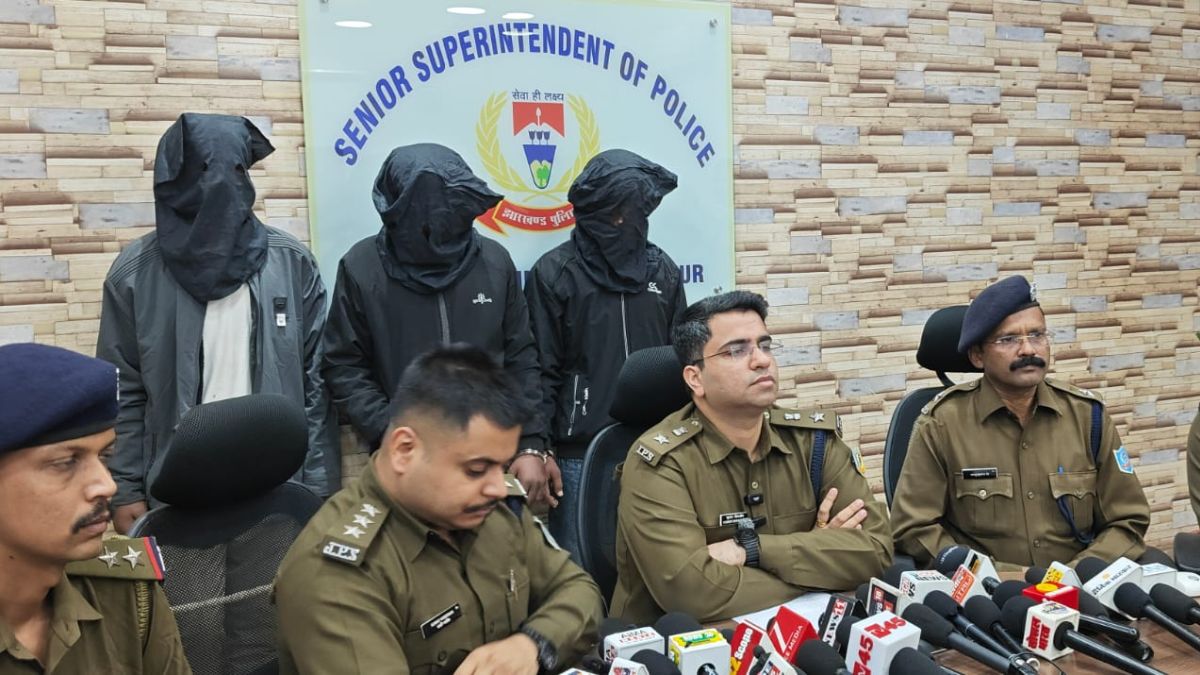 delhi exemployee robs company of 10 lakh on salary day