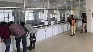 परिवहन कार्यालय के काउंटर पर पहुंचे लोग। जागरण