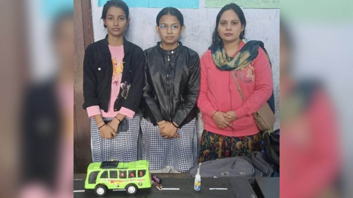 students present smart bus model in meerut that children will reach home safely and will cross the road with the help of barrier