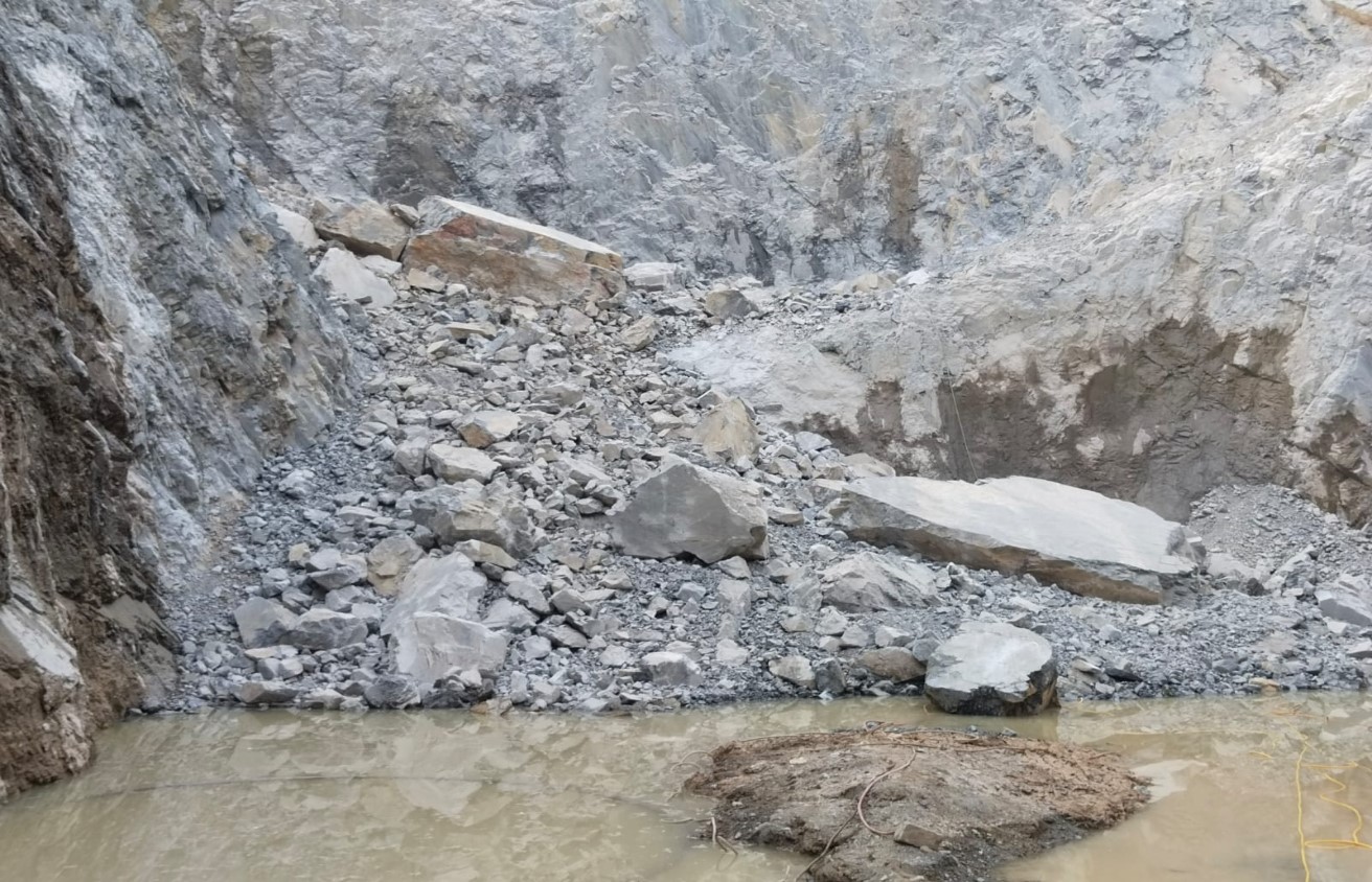 sonbhadra mine accident seven confirmed dead contractor absconding