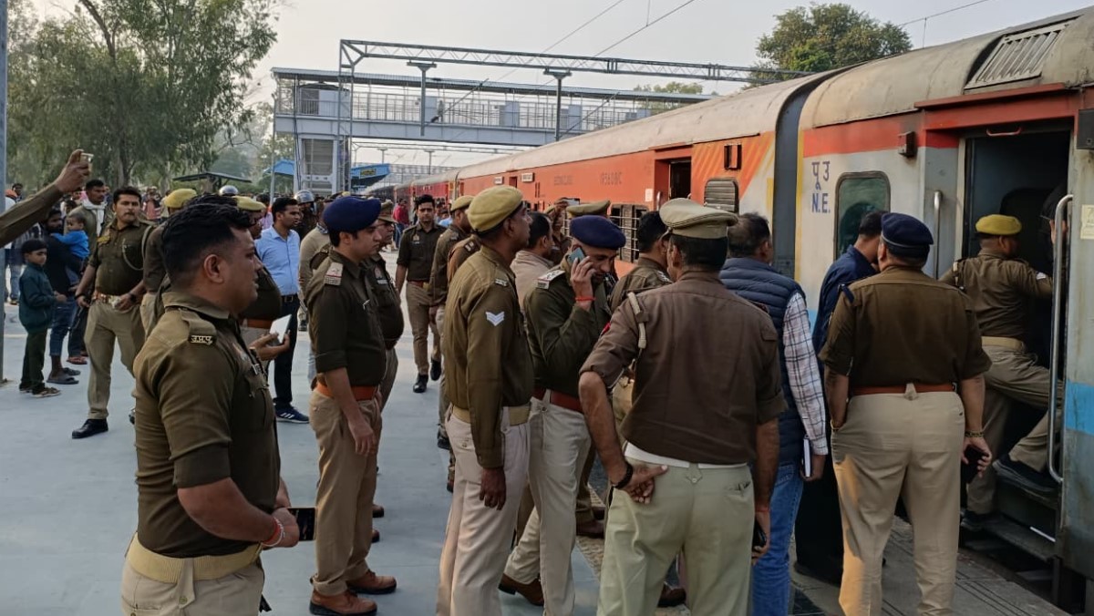 bomb scare on kashi dadar express train stopped in bhadohi