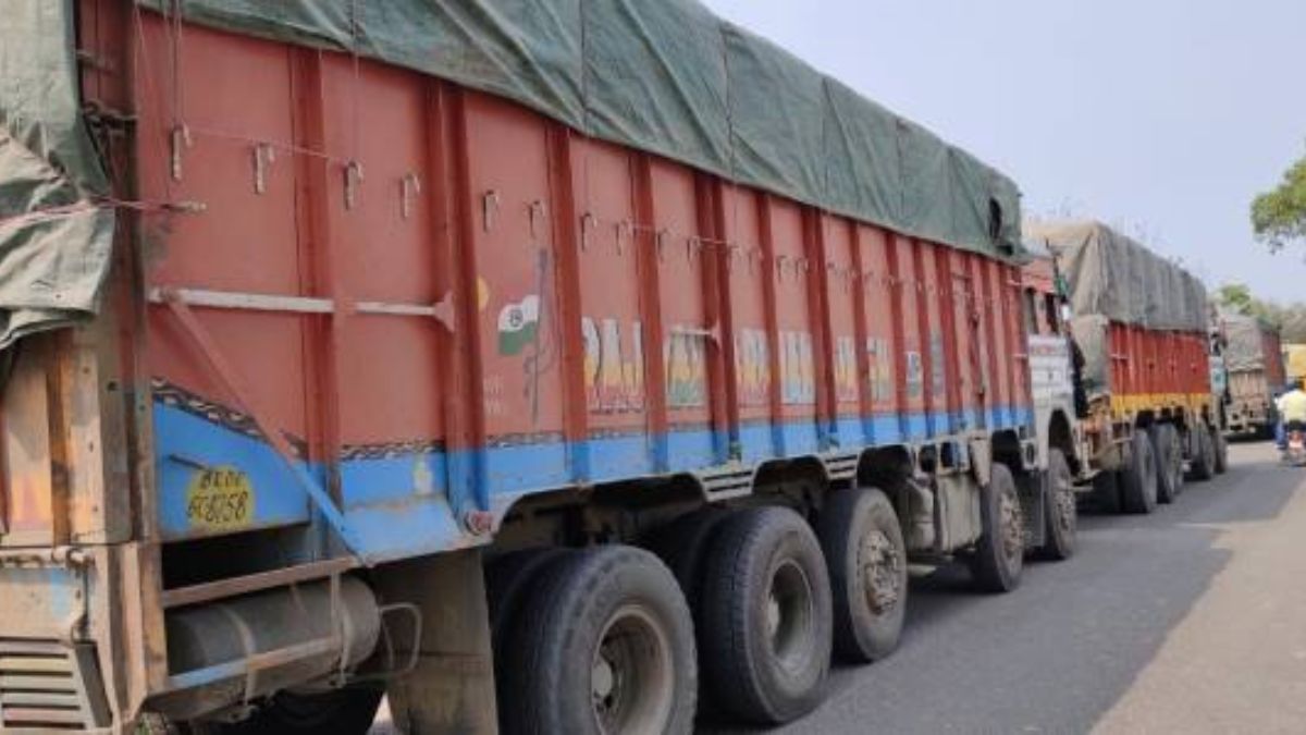 hamirpur fir filed against 23 named 200 unnamed locators for illegal mining