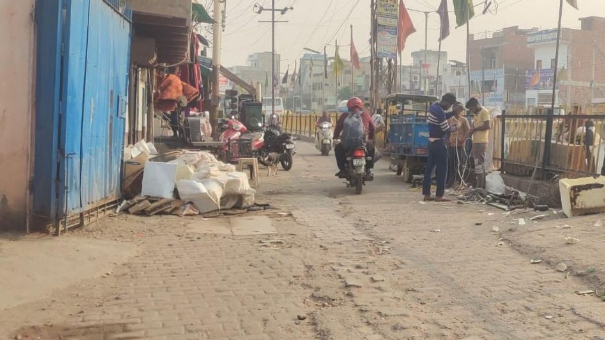 a two and a half kilometer long underground drain will be built on the service road more than 9 crore rupees will be spent