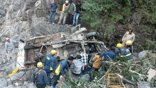 जुड्डो डैम के पास खाई में गिरा पिकअप वाहन।