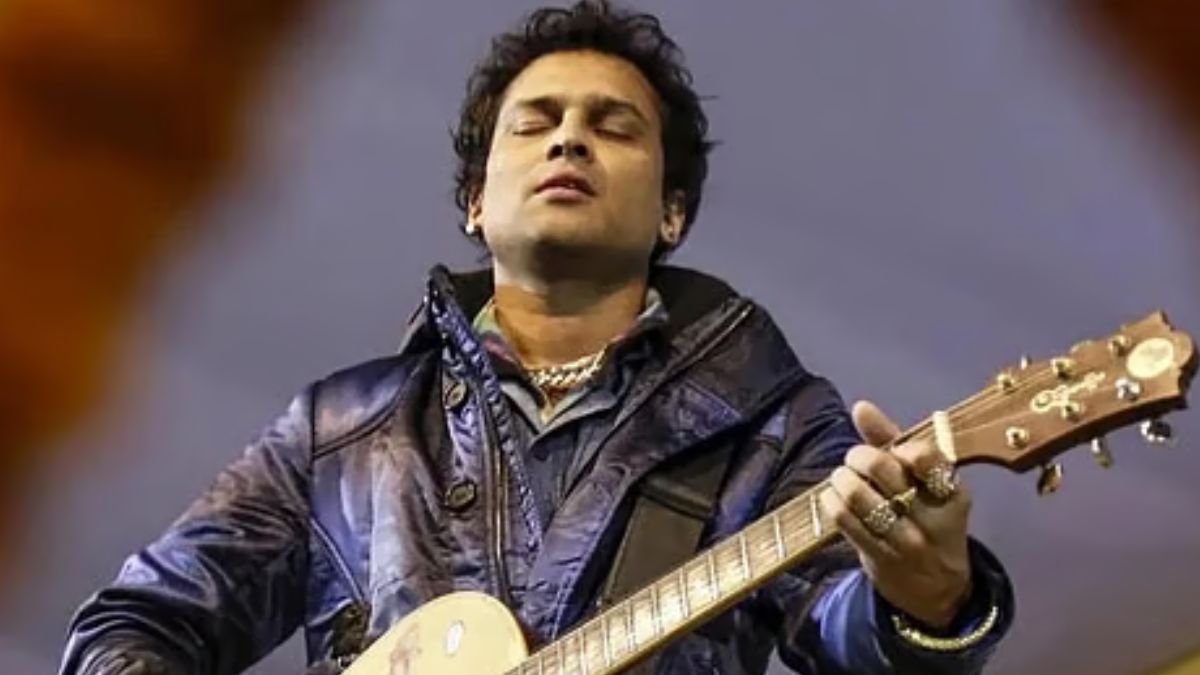 zubin garg song ek din teri raahon mein from naqaab film akshay khanna and urvashi starrer