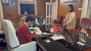 कुमाऊं कमिश्नर दीपक रावत के आवास पर खराब आटे को लेकर पहुंच गई महिला। जागरण
