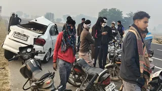 मथुरा में हुए हादसे के बाद क्षतिग्रस्त कार। फोटो: जागरण