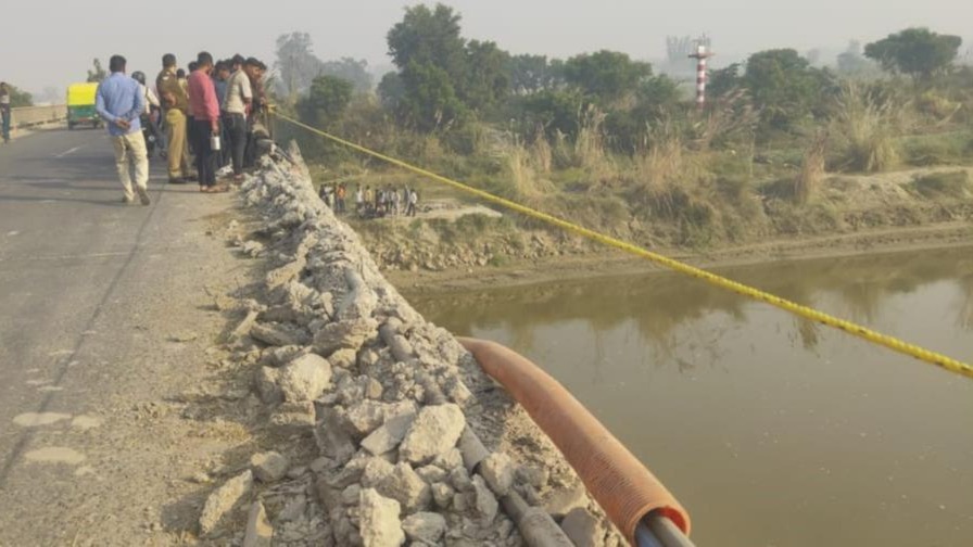 truck plunges into ramganga river in shahjahanpur after steering failure