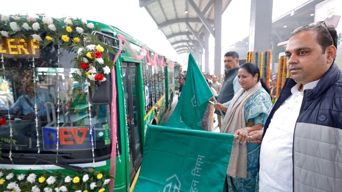 delhi gets 40 new electric buses modern bus terminal inaugurated