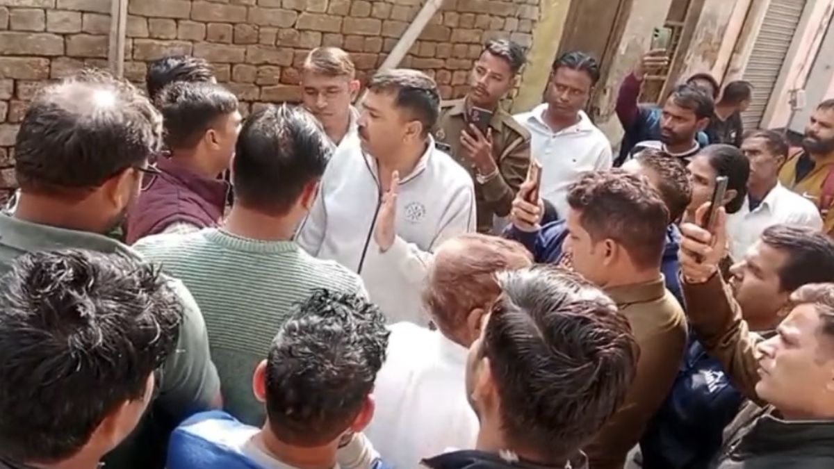 uppcl team forced to retreat amidst smart meter installation protest in modinagar