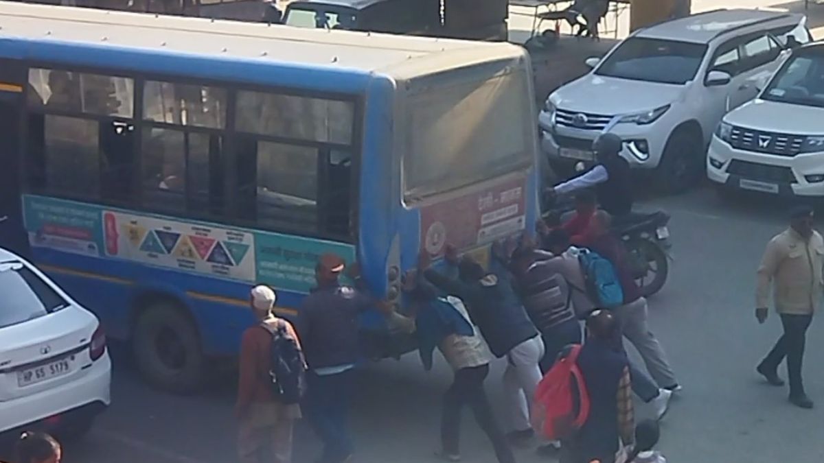 himachal pradesh hrtc bus out of order in mandi after 500 meter distance peoples push on road