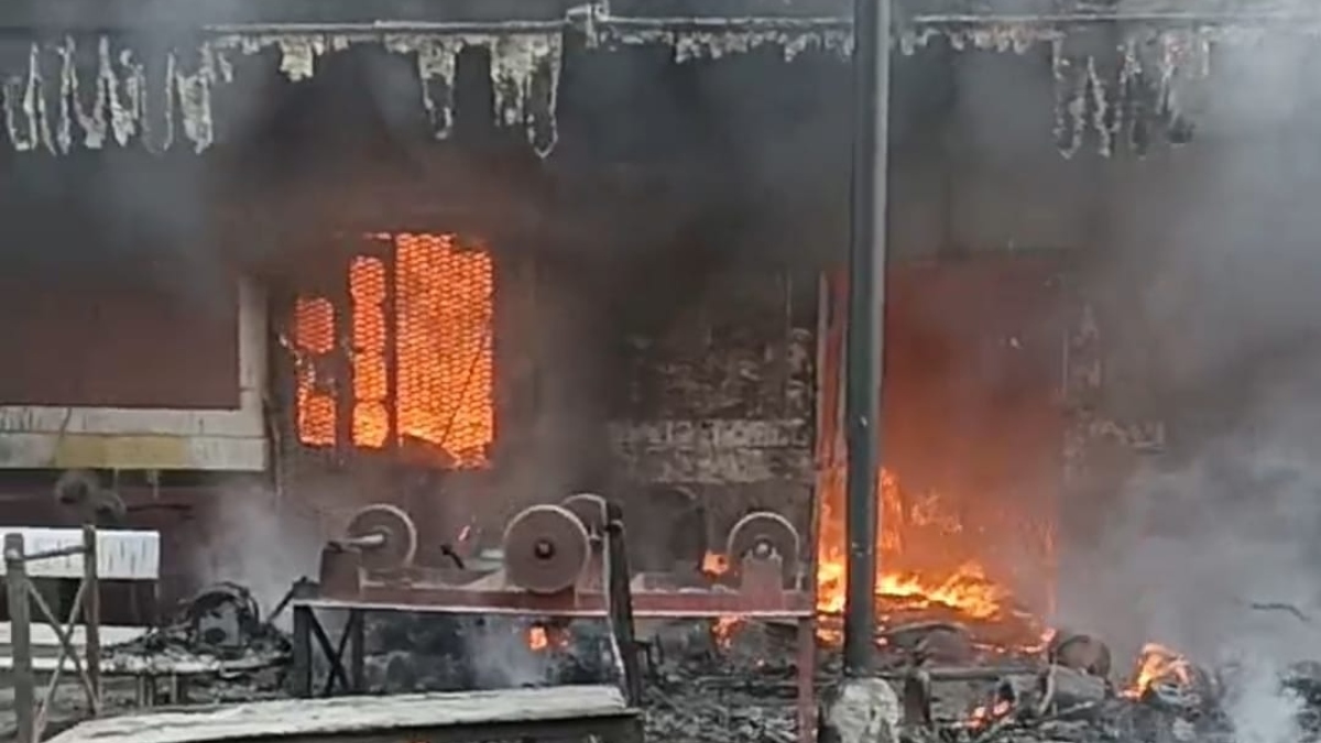 lakhisarai news fire at kiul junction causes chaos