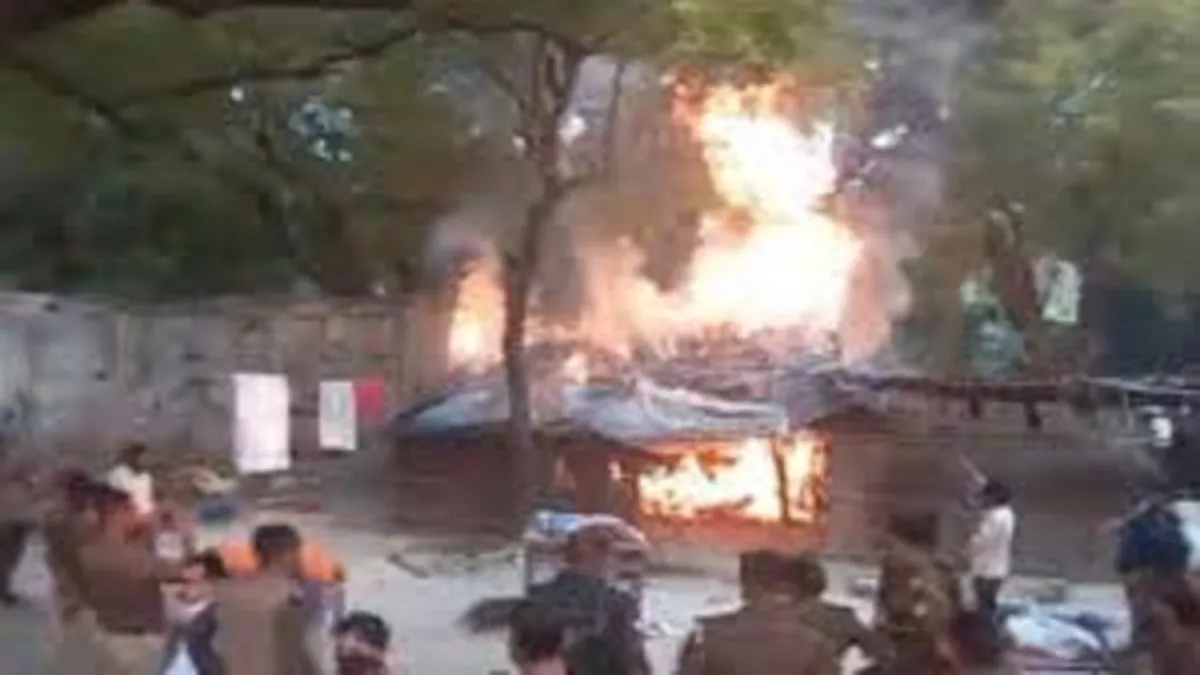 प्रयागराज के बहरिया में राजस्व टीम पर पथराव, आगजनी मामले में दो और पकड़े गए, पुलिस की तलाश जारी है