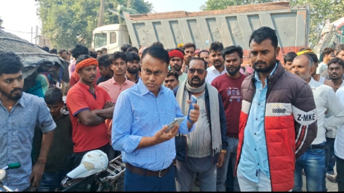 a young man died after being hit by an unknown vehicle in samastipur villagers blocked the road for two hours