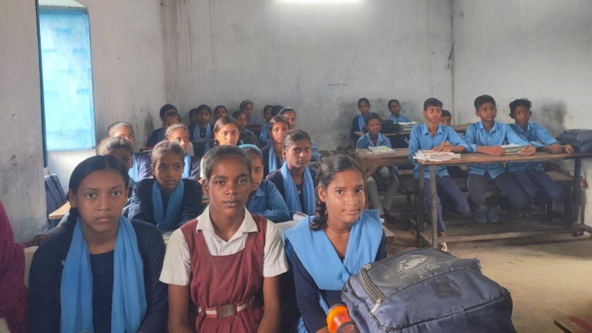 dilapidated school building forces students to study in poor conditions