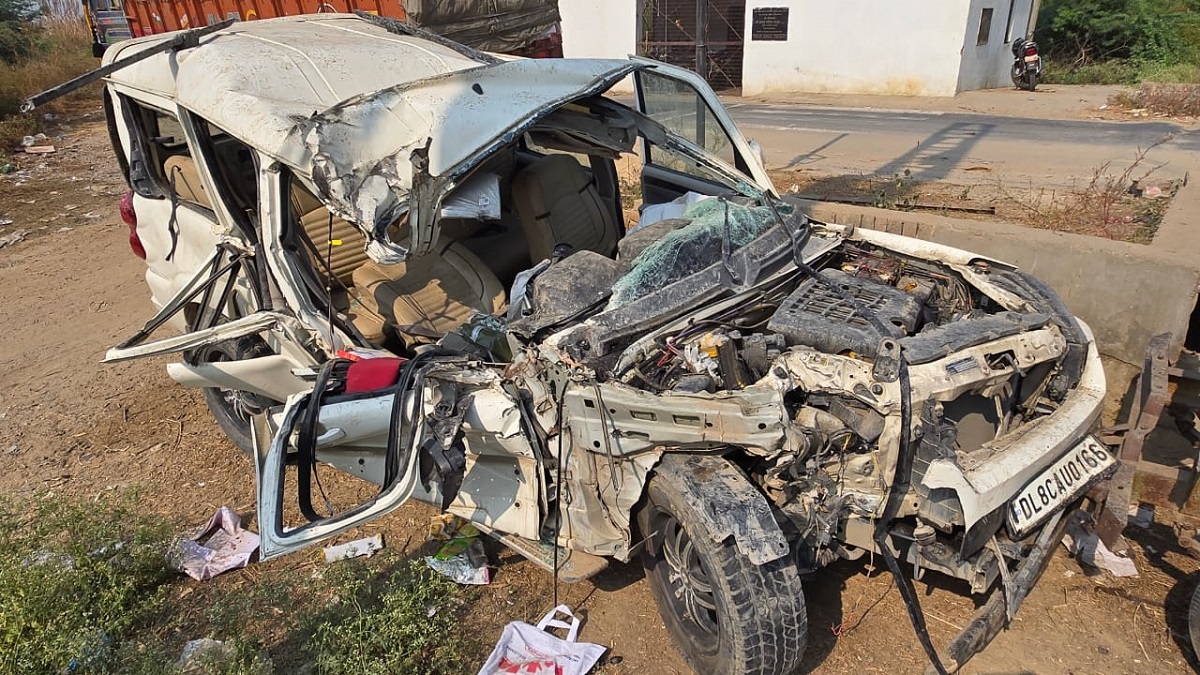 expressway accident car collides with truck two dead