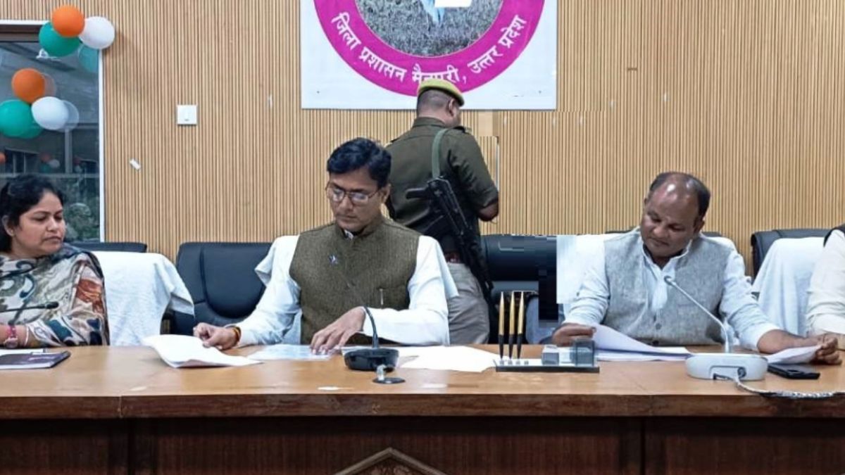 dm anjani kumar singh took a tough stand on the slow working style of bankers in the meeting of district udyog bandhu