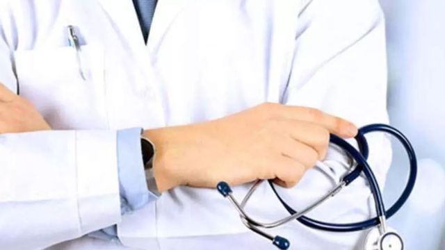पैसों का लालच देकर बच्‍ची को सोलर पैनल साफ करने को चढ़ाया, दूसरी मंजिल से गिरकर घायल