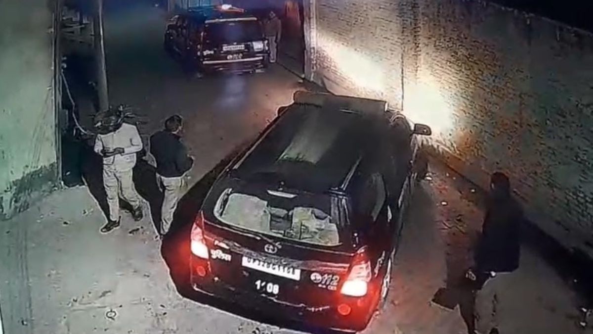 stampede and fight between baraatis and gharaatis on the wedding stage