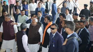 नीतीश कुमार गांधी मैदान का जायजा लेते हुए