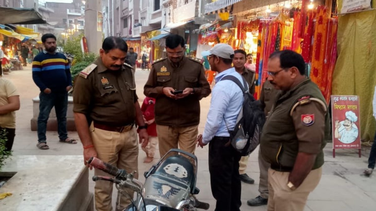 mirzapur four detained in vindhyachal dham for roaming without id