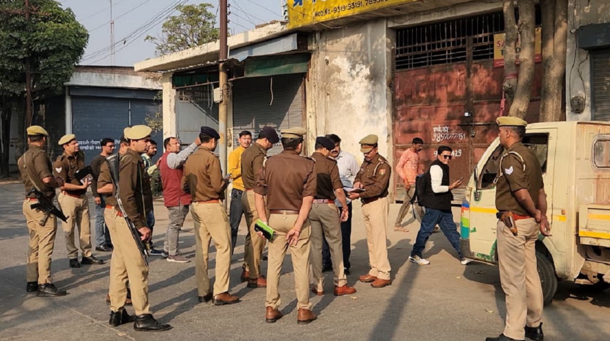 saharanpur masked robbers loot 7 lakh from trader near police post