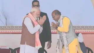 Nitish Kumar New Cabinet 2025: शपथ लेने के बाद पीएम नरेंद्र मोदी का अभिवादन करते मंत्री अरुण शंकर प्रसाद। सौ: इंटरनेट मीडिया