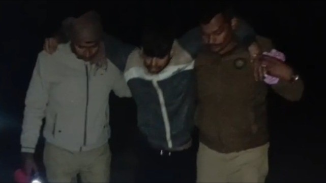 police encounter in sitapur two criminals shot officer injured