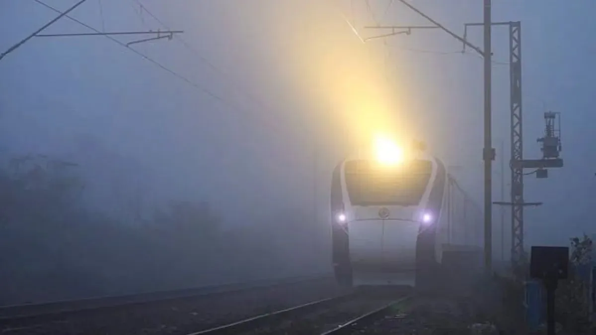 https://www.jagranimages.com/images/2025/11/20/article/image/Fog-trains-1763645196423.jpg