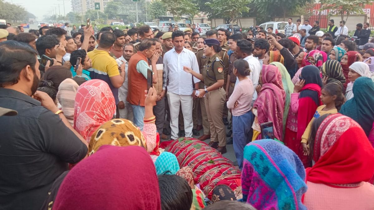 ghaziabad protest outside wave city police station after womans suicide