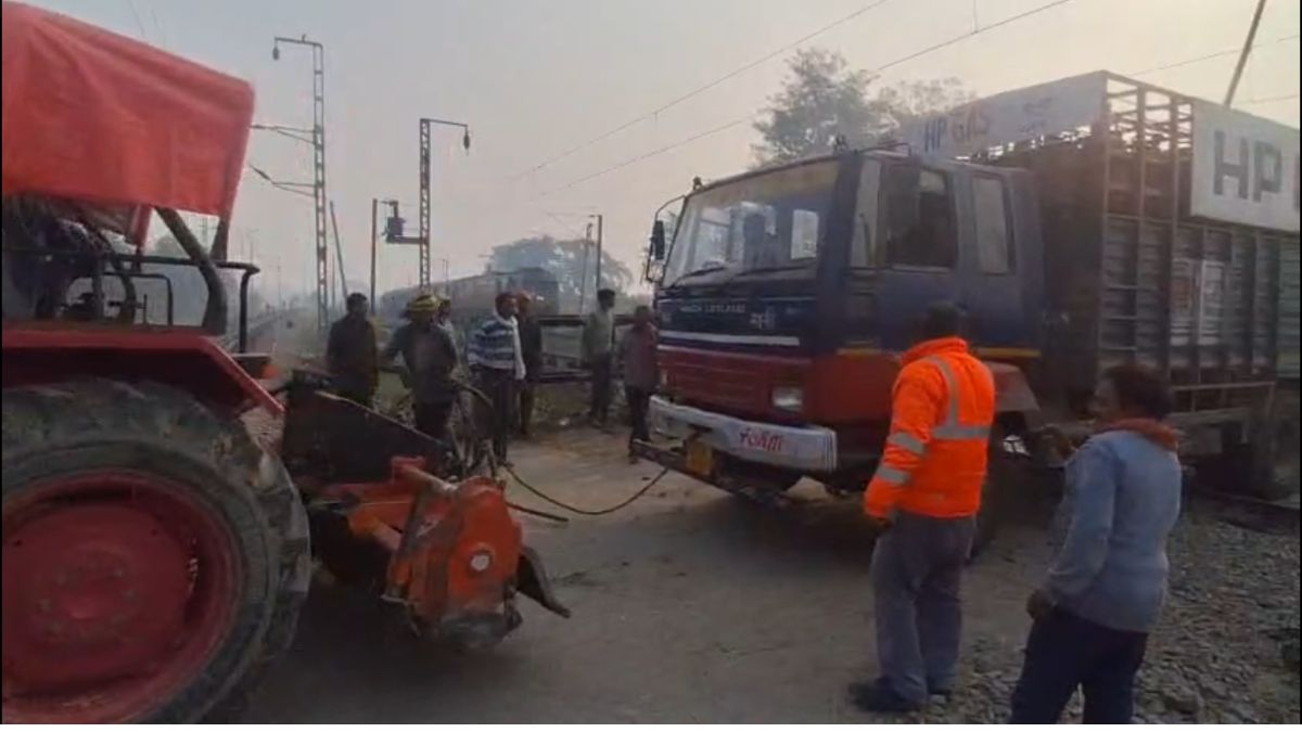 up news truck loaded with lpg cylinders got stuck between railways crossing in gonda trains operation affected for 40 minutes