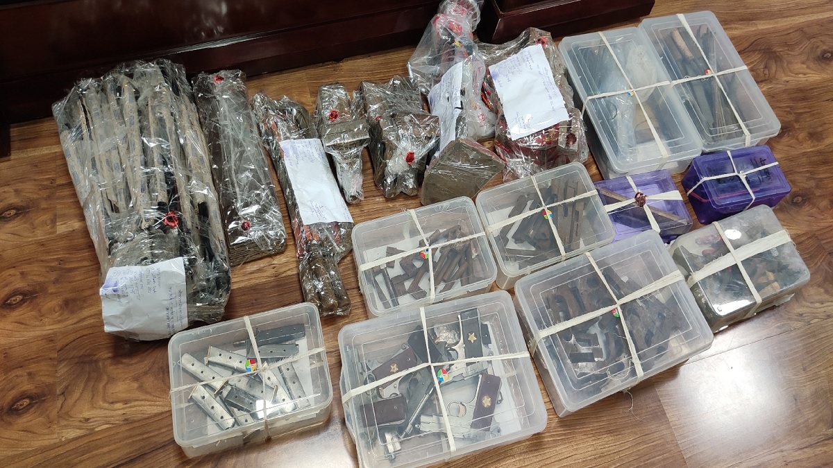 giridih police busts illegal gun factory six arrested