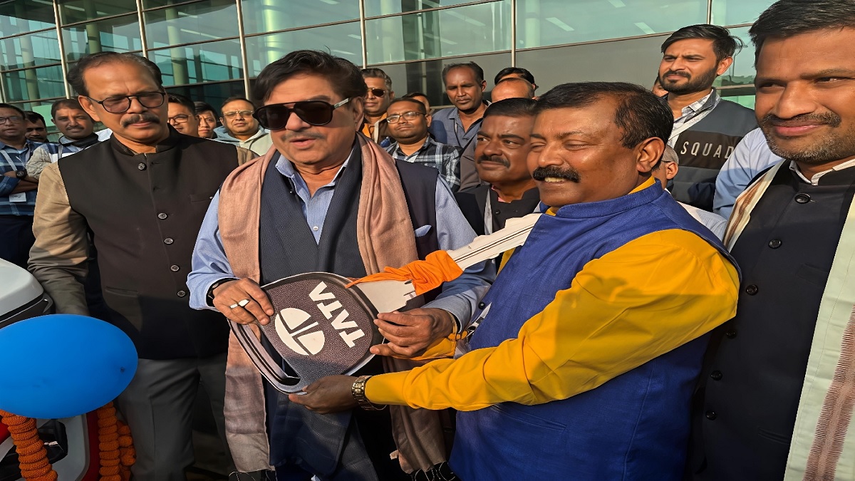 shatrughan sinha donates ambulance to andal airport for passenger safety
