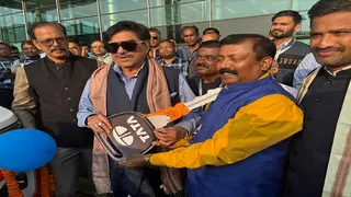 एयरपोर्ट निदेशक कैलाश मंडल को एंबुलेंस की चाबी साैंपते सांसद शत्रुघ्न सिन्हा। (फोटो-जागरण)