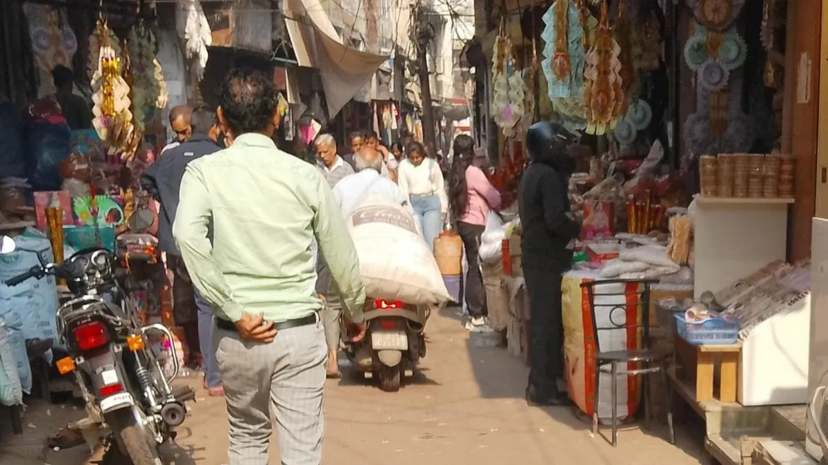 शादी के सीजन में धड़ल्ले से चल रही नोटों की कालाबाजारी, 14 रुपये में बिक रहा 10 रुपये का नोट
