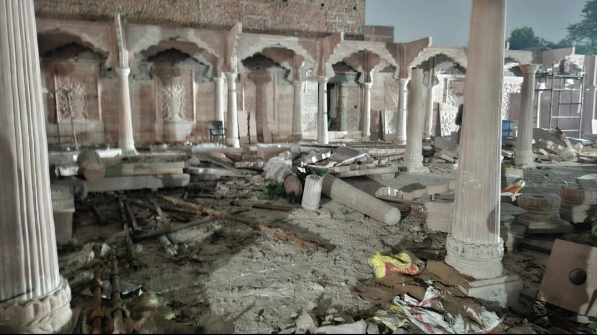 pitambara peeth datia underconstruction gate collapses no casualties