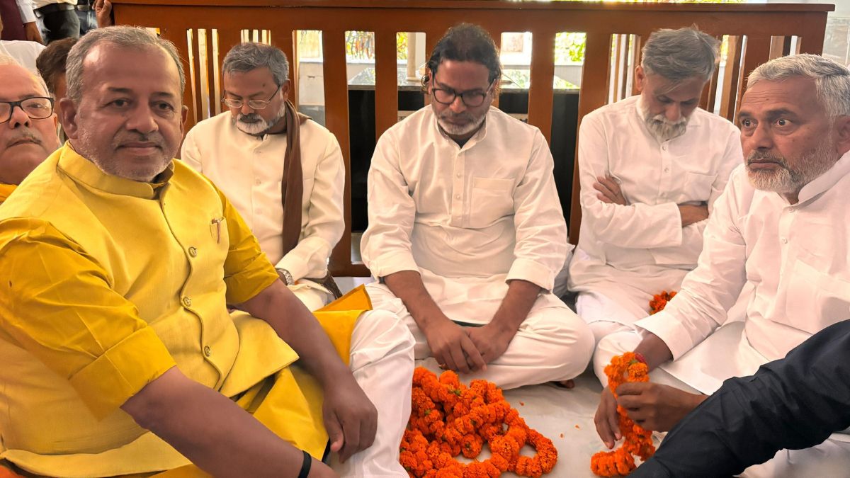 jansuraj chief prashant kishor sits on fast at bhitiharwa gandhi ashram bihar politics