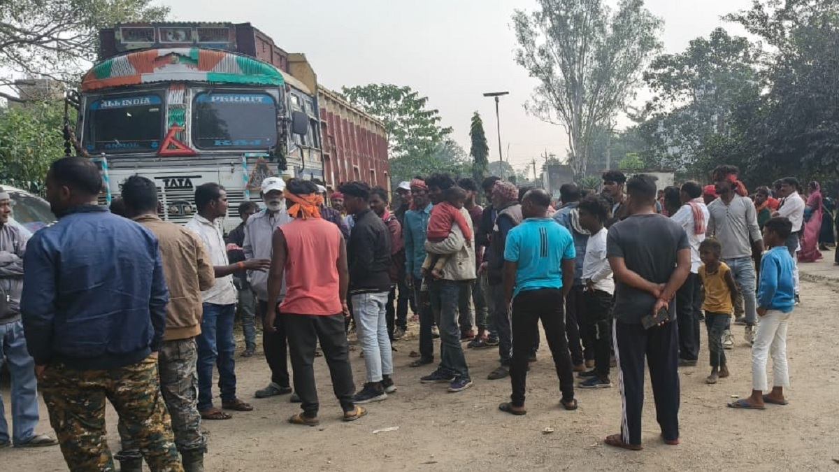 giridih news tractor accident kills two bikers